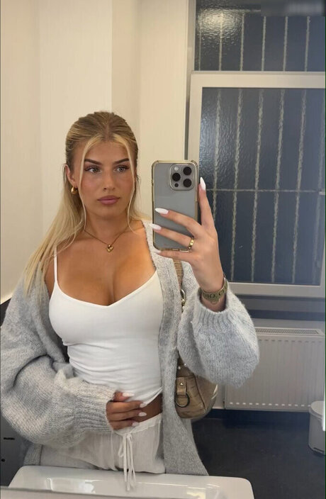 Sophie Schnur actrice érotique des photos