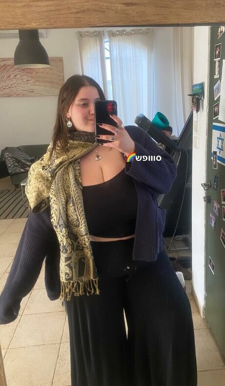 Mikaash modèle gratuit photo