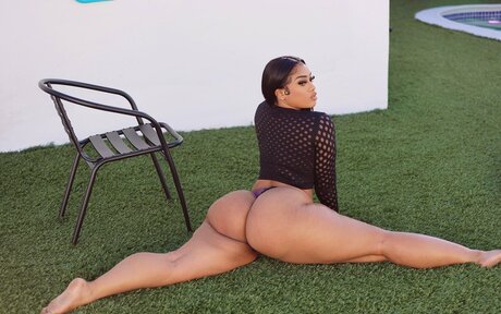 NyNyirene modèle artistique photos