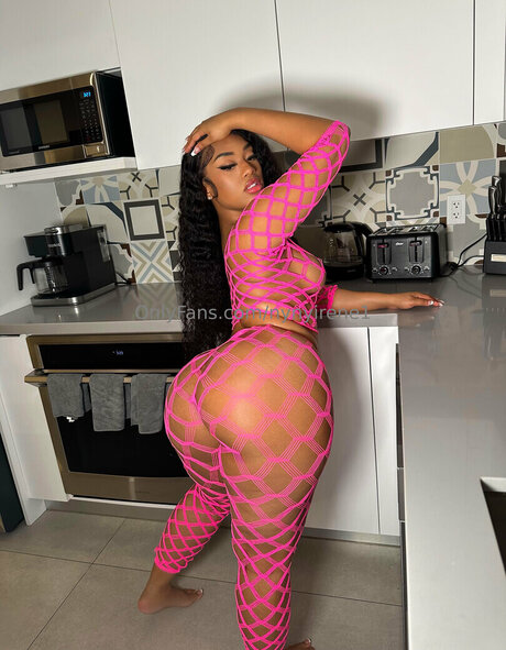 NyNyirene étoile sexy galerie