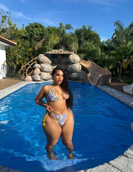 fans de cul transexuelle uniquement haut nu images