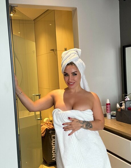 Love is alina_ modèle chaud photo