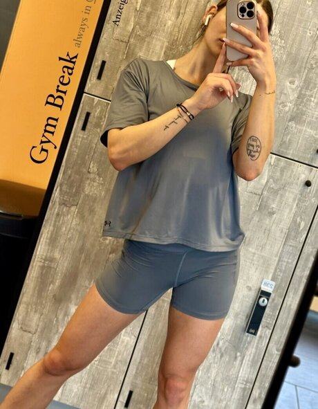 fille courbée dà côté onlyfans meilleur gratuit image