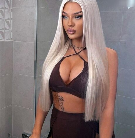 Elaine Victoria star exclusive photos