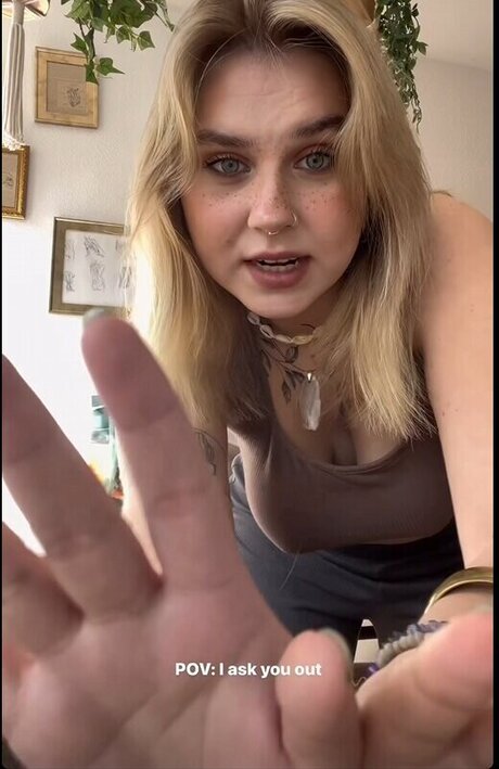 gros seins branlette espagnole onlyfans assez érotique img