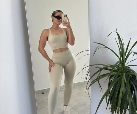 blonde en forme onlyfans sexe nu des photos