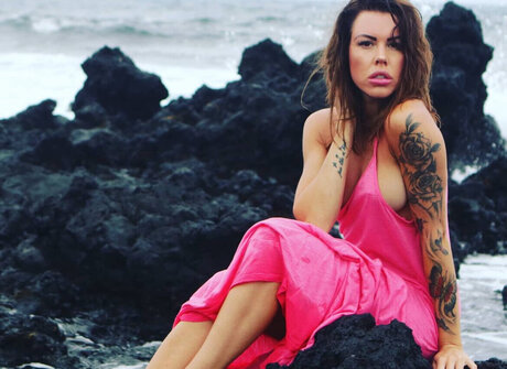 chaton courbé onlyfans nu sexy photo