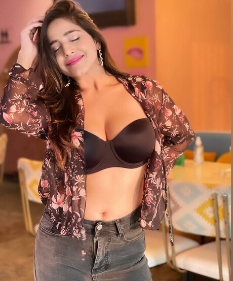 Kate Sharma modèle nu archive