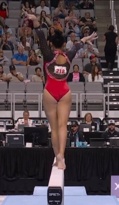 Suni Lee modèle chaud archive