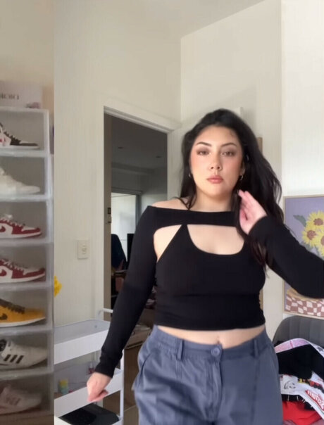 ASMR JADE haut modèle photos