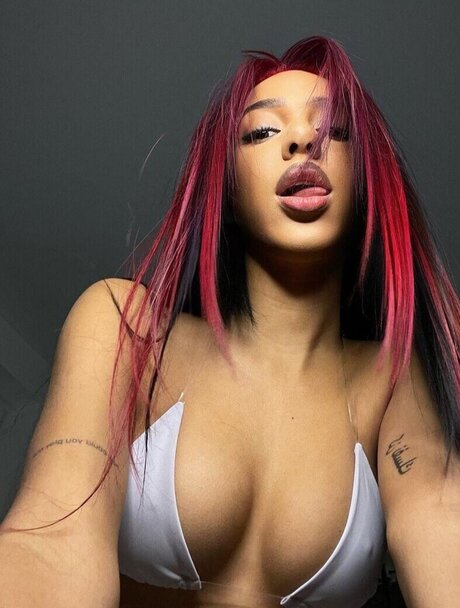 Aalishass Alishakone modèle artistique des photos