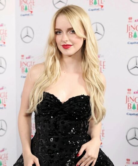 Mckenna Grace star du porno gratuit archive