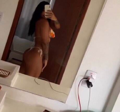 Thayna Telles jolie star du porno image