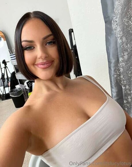 Lucy Lotus nus star du porno images