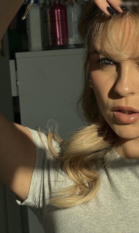 Dagi Bee modèle chaud photos