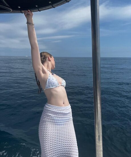 Yana Clare modèle chaud des photos