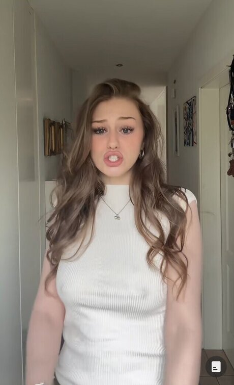 Yana Clare étoile nue image