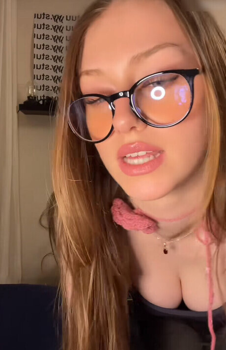 Yana Clare modèle porno images