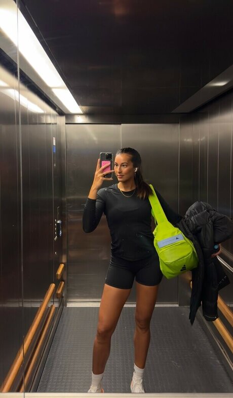 Sara Balzer actrice chaude galerie