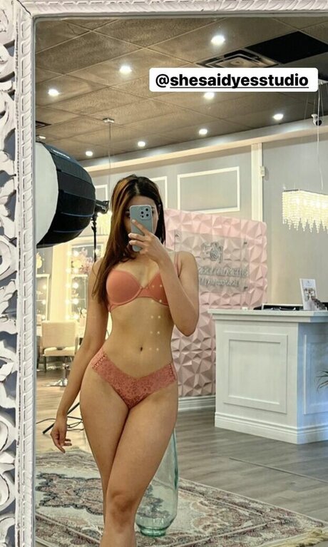 Yesha Sagar modèle sexy galerie