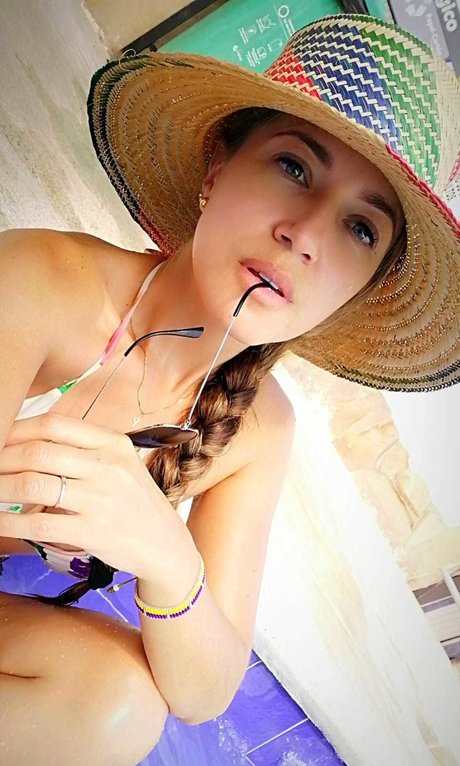 fille courbée dà côté onlyfans plutôt parfait archive