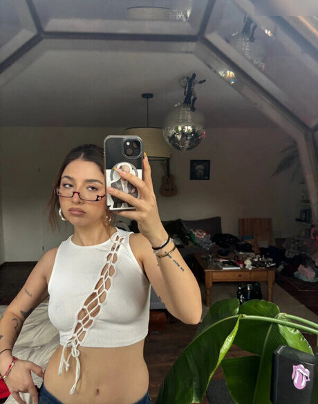 lingerie blanche onlyfans chaud joli img