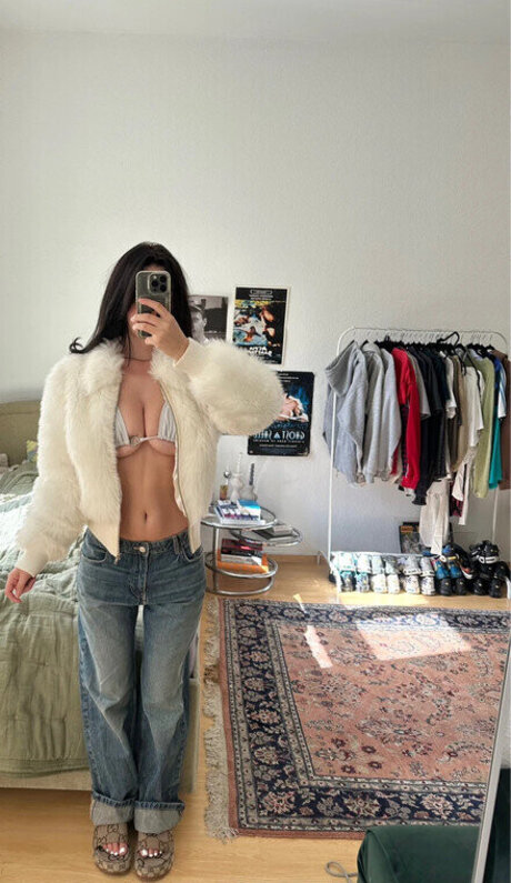 milf aux cheveux noirs onlyfans haute qualité gratuit image