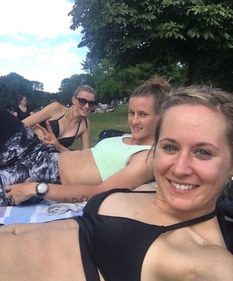 transexuelle éjacule dans la bouche onlyfans nu sexy image