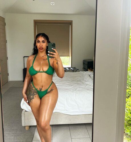 Queen Naija modèle pornographique photo