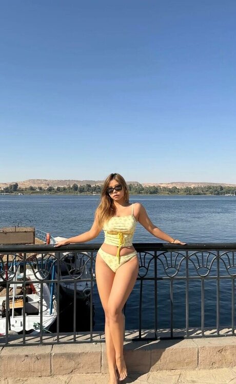 Cutelucia actrice exclusive photos