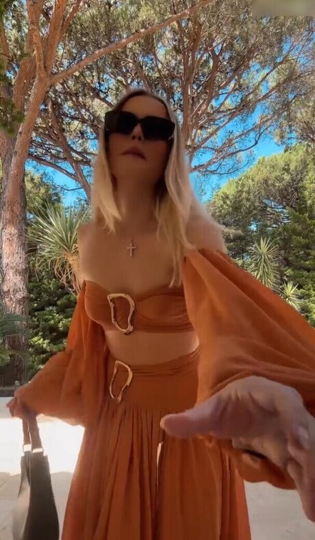 visage blond uniquementfans beaux nus images