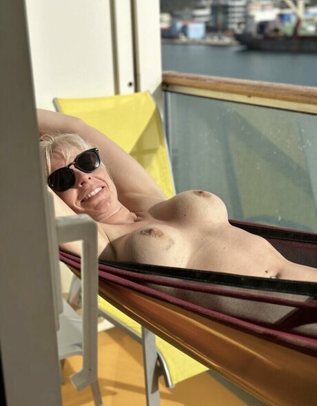 SarahSeven modèle parfait des photos