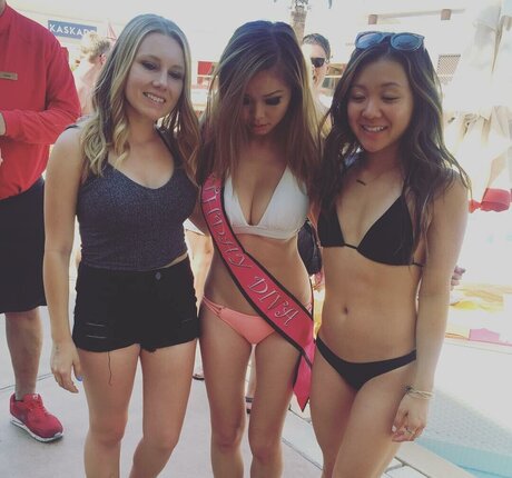 fans asiatiques maigres uniquement haut nu image