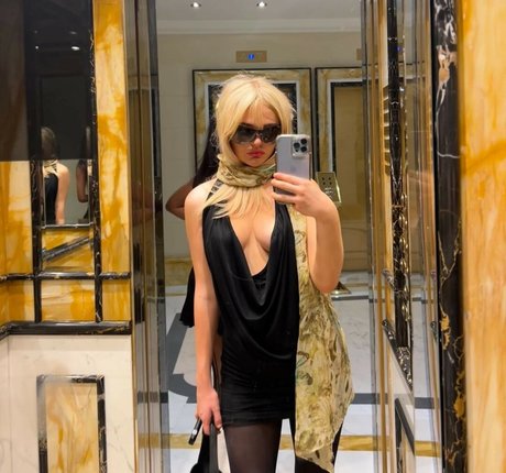 Emily Alyn Lind star du porno exclusive des photos