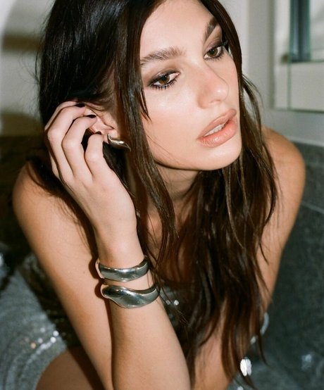 Camila Morrone art de star du porno photo