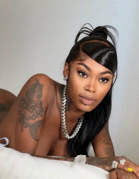 Asian Doll étoile nue photos