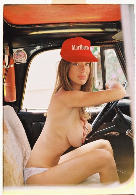 lingerie blanche onlyfans belle nue photo