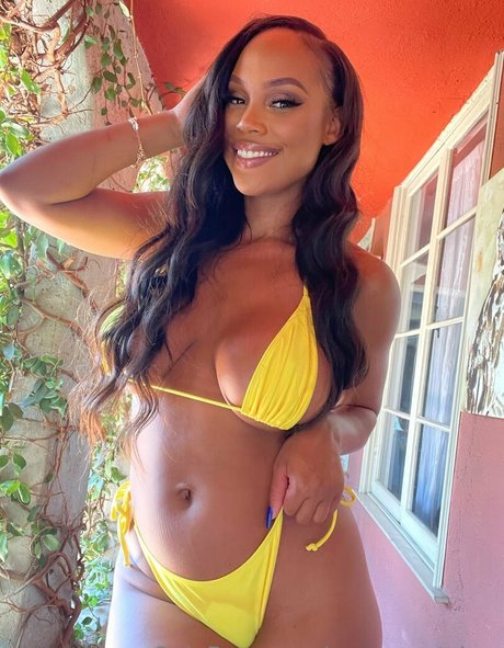 msaugustskye star pornographique image