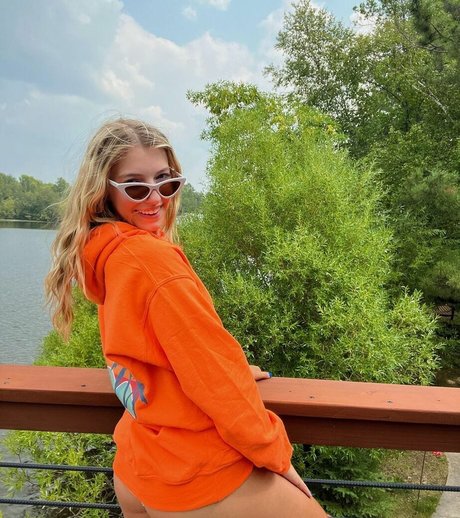 Brooke Isabella modèle érotique images