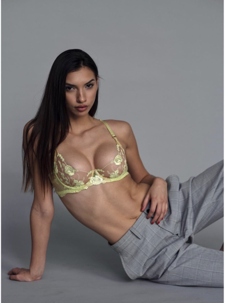 tatouages ​​blonds onlyfans assez érotique image