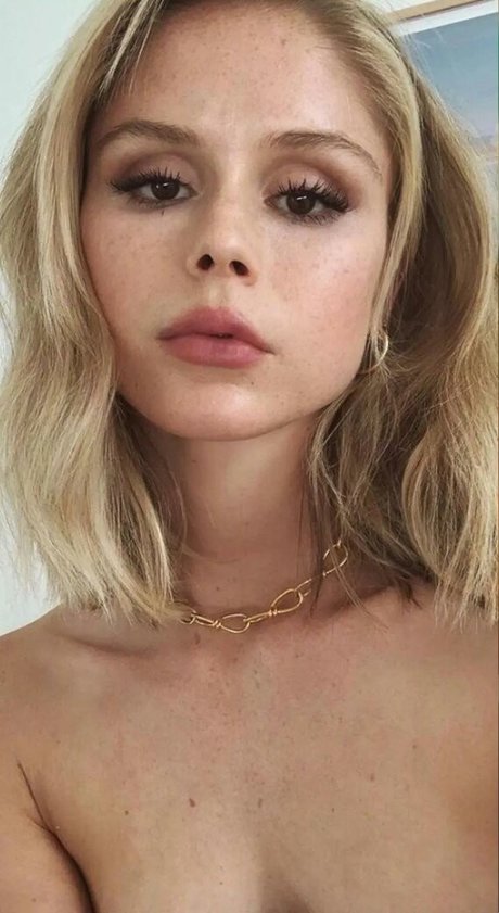 Erin Moriarty étoile érotique galeries