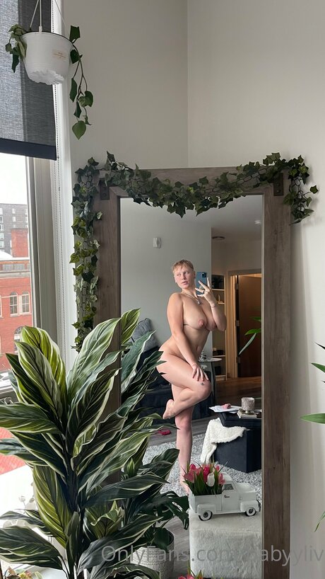 BabyyLiv modèle chaud photos