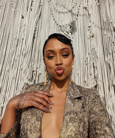 Liza Koshy star du porno en haute qualité img