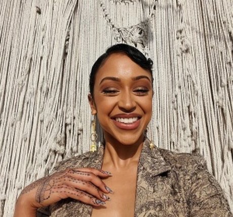 Liza Koshy star du porno chaud img