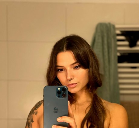 éjacule sur la langue onlyfans nue en haute qualité image