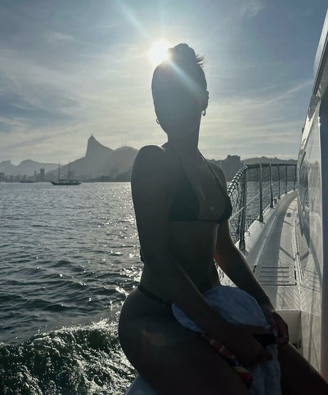 Gabriela Versiani modèle chaud image