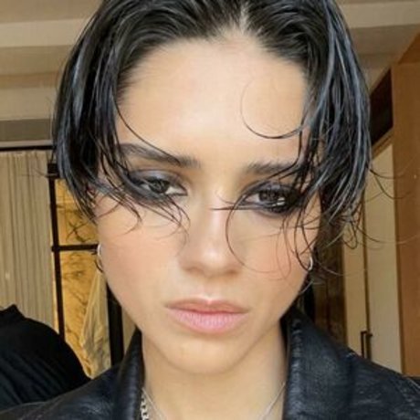 fille courbée dà côté onlyfans art supérieur galerie