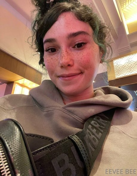 Eevee Bee actrice adulte images