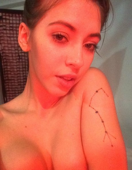 Avery Nona actrice de nus images