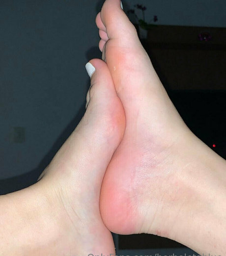 fille courbée dà côté onlyfans hd nue photo